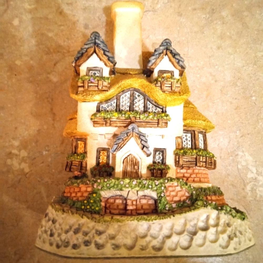 When David winter cottage, kept in a case by my grandmain very good condition